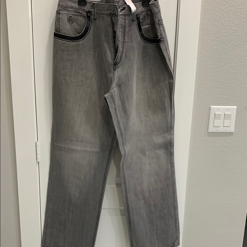 Men's Grey Jeans
Eight 732
40x32
Small area arou back pocket stitching off